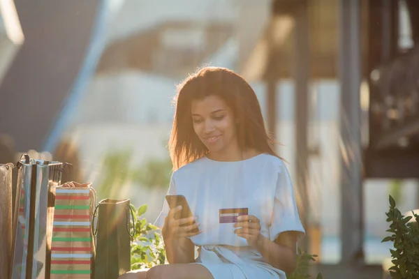 Kobieta Posiadająca Kartę Kredytową Używająca Telefonu Komórkowego Zakupów Online — Zdjęcie stockowe