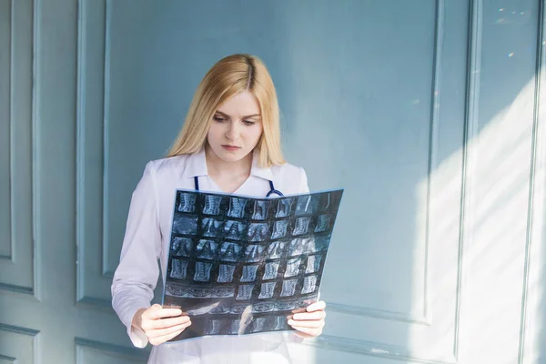 Portret Młodej Lekarki Patrzącej Prześwietlenie — Zdjęcie stockowe