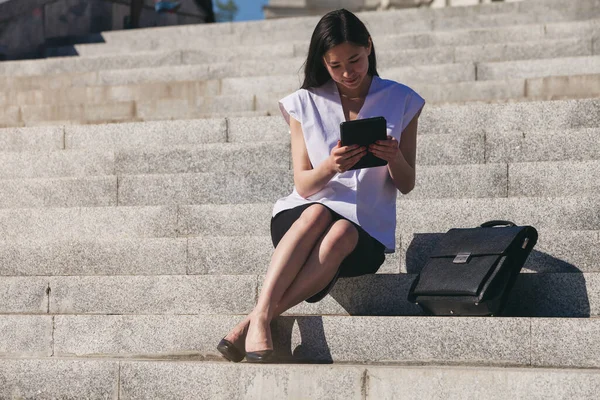Kobieta Siedzi Schodach Mieście Słoneczny Dzień Używa Tabletu — Zdjęcie stockowe