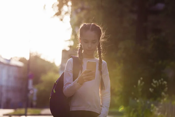 Dziecko Korzystające Smartfona Zachodzie Słońca — Zdjęcie stockowe