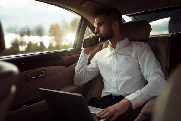 Mężczyzna Odwracając Wzrok Siedząc Tylnym Siedzeniu Samochodu Biznesmen Taksówce — Zdjęcie stockowe