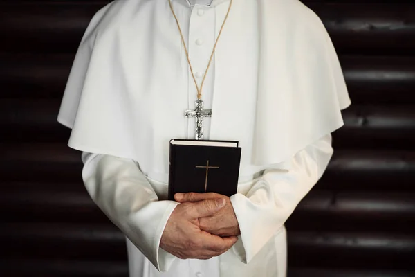 Papa Sosteniendo Una Biblia —  Fotos de Stock