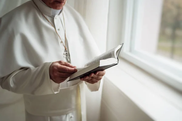 Pape Lit Bible Dans Son Bureau — Photo