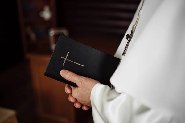 Πάπας Κρατώντας Μια Βίβλο — Φωτογραφία Αρχείου