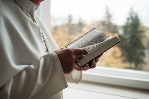 Pape Lit Bible Dans Son Bureau — Photo