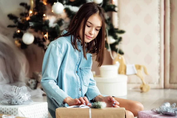 Glad Barn Flicka Öppna Jul Presentförpackning — Stockfoto