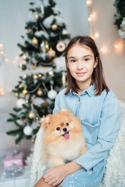 Niña Niña Está Sosteniendo Cachorro Sus Manos Cerca Del Árbol — Foto de Stock