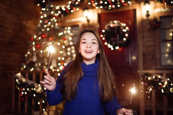 Retrato Una Niña Mira Con Chispas Sus Manos — Foto de Stock