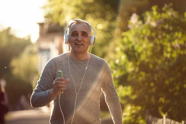 Hombre Mayor Está Caminando Por Acera Escuchando Música Cantando Una — Foto de Stock