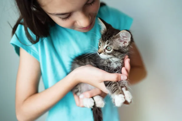 Kollarında Kedi Yavrusu Tutan Tatlı Bir Kız Çocuğu — Stok fotoğraf