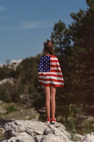 Niña Adolescente Fondo Naturaleza Con Una Bandera Americana Sus Hombros — Foto de Stock