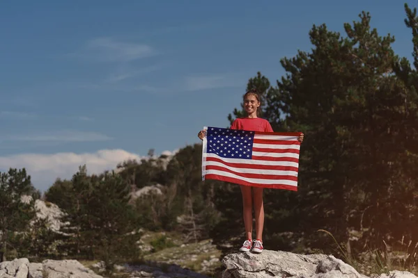 Niña Adolescente Sosteniendo Una Bandera Americana Fondo Naturaleza Residente Estados — Foto de Stock