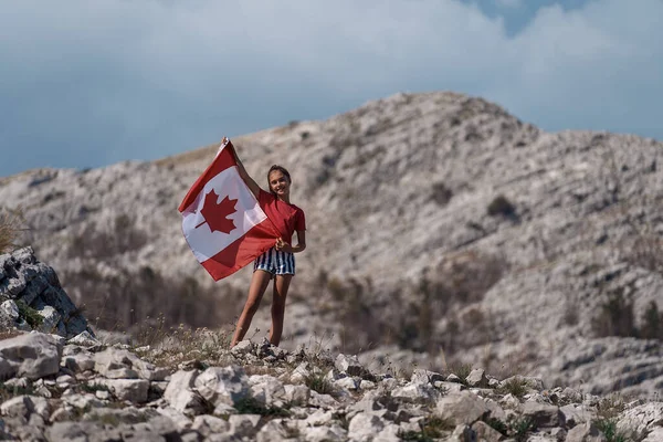 Kanada Bayrağını Doğada Taşıyan Genç Bir Kız Çocuğu — Stok fotoğraf