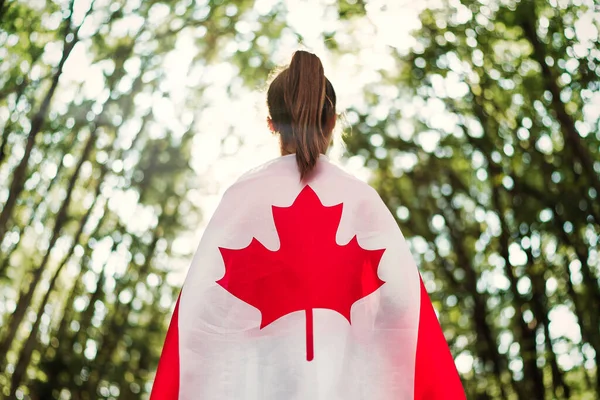 Kind Tiener Meisje Natuur Achtergrond Een Canada Vlag Haar Schouders — Stockfoto