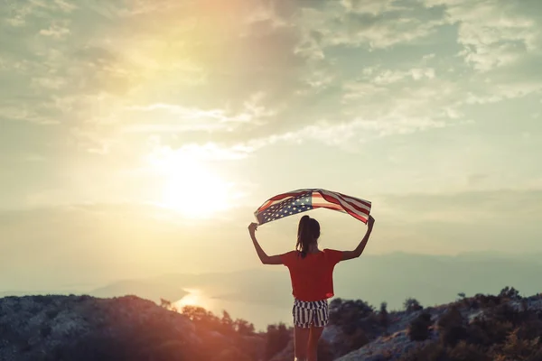 Niña Está Ondeando Bandera Americana Cima Montaña Fondo Del Cielo — Foto de Stock