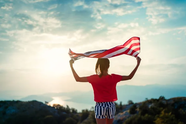 Barn Flicka Viftar Amerikansk Flagga Toppen Berget Himlen Bakgrund Solnedgångstid — Stockfoto