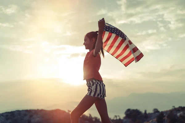 Дитяча Дівчинка Біжить Американським Прапором Заході Сонця — стокове фото