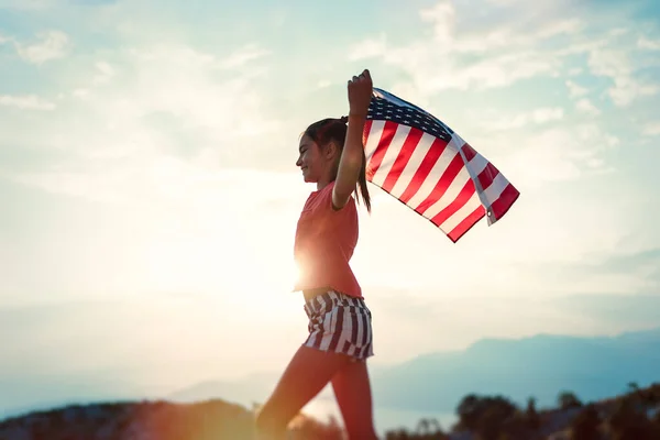 Barn Flicka Kör Med Usa Flagga Vid Solnedgången — Stockfoto