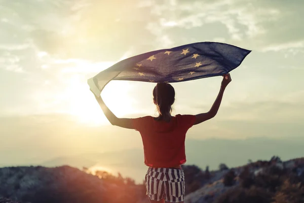 Niña Adolescente Joven Ondea Bandera Unión Europea Cima Montaña Fondo — Foto de Stock