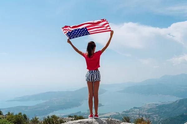 Niña Está Ondeando Bandera Americana Cima Montaña Fondo Del Cielo — Foto de Stock