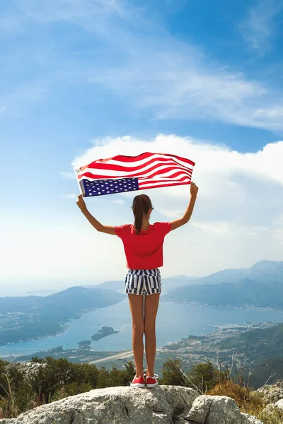 Çocuk Kız Arka Planda Dağın Tepesinde Amerikan Bayrağı Sallıyor — Stok fotoğraf