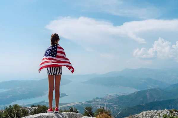 Barn Tonåring Flicka Toppen Berget Med Amerikansk Flagga Axlarna — Stockfoto