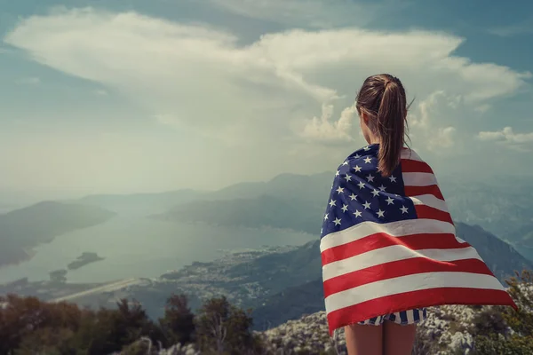 Dziecko Nastolatka Szczycie Góry Amerykańską Flagą Usa Ramionach — Zdjęcie stockowe