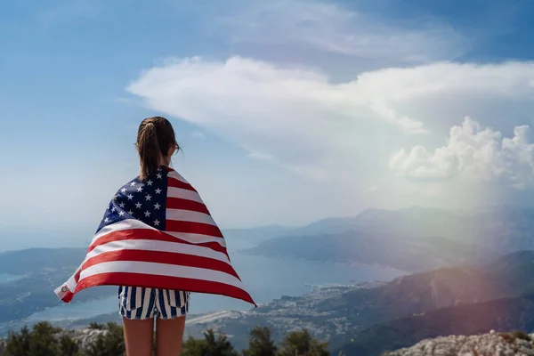 Niña Adolescente Cima Montaña Con Una Bandera Estadounidense Sobre Sus — Foto de Stock