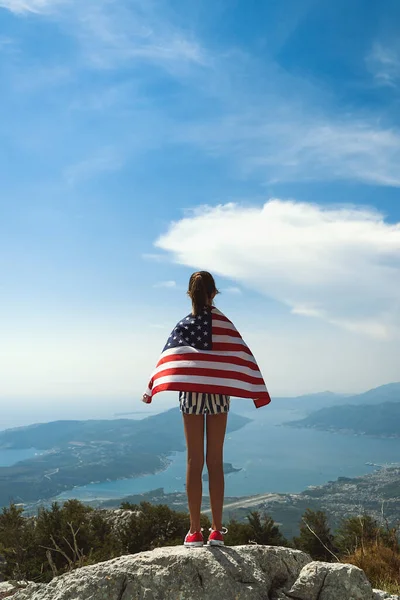 Niña Adolescente Cima Montaña Con Una Bandera Estadounidense Sobre Sus — Foto de Stock