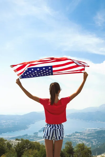 Niña Está Ondeando Bandera Americana Cima Montaña Fondo Del Cielo — Foto de Stock