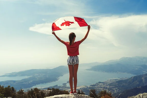 Niña Está Ondeando Bandera Canadiense Cima Montaña Fondo Del Cielo — Foto de Stock