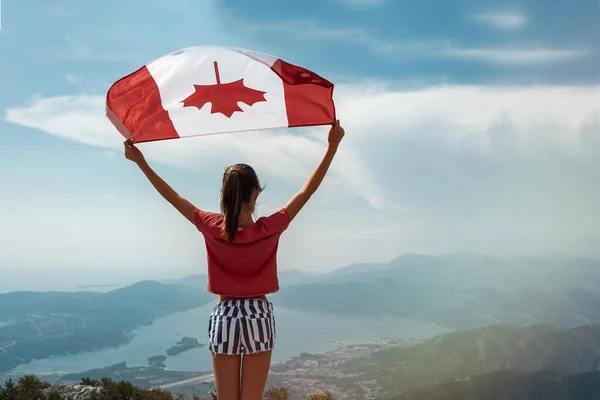 Menina Está Acenando Bandeira Canadense Topo Montanha Fundo Céu — Fotografia de Stock