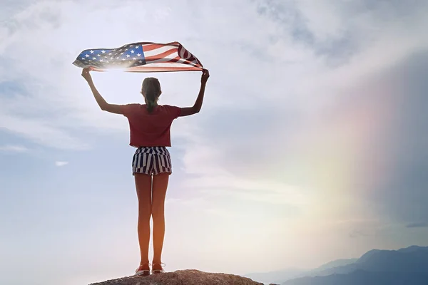 Niña Está Ondeando Bandera Americana Cima Montaña Fondo Del Cielo — Foto de Stock