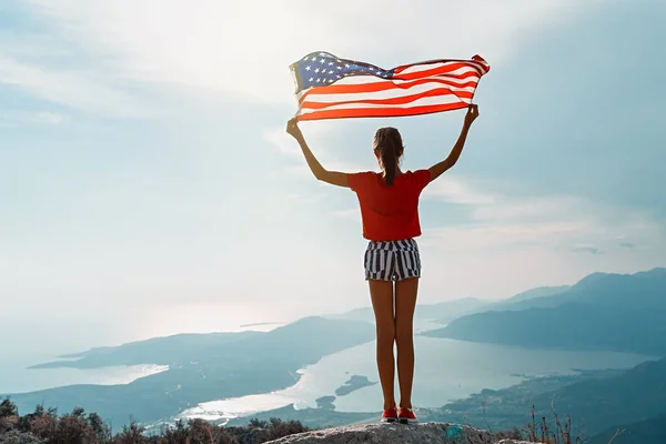 Menina Está Acenando Bandeira Americana Topo Montanha Fundo Céu — Fotografia de Stock