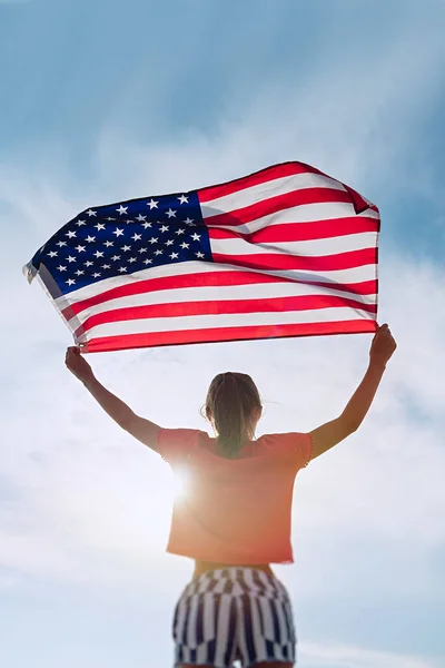 Niña Está Ondeando Bandera Americana Cima Montaña Fondo Del Cielo — Foto de Stock