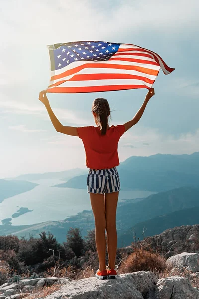 Niña Está Ondeando Bandera Americana Cima Montaña Fondo Del Cielo — Foto de Stock