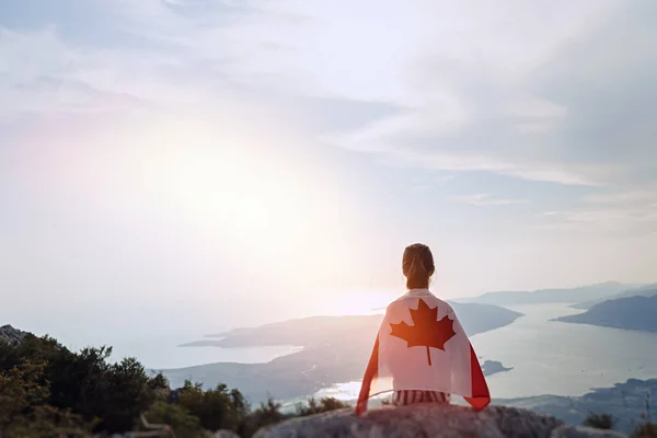 Barn Tonåring Flicka Sitter Toppen Berget Med Kanadensisk Flagga Axlarna — Stockfoto