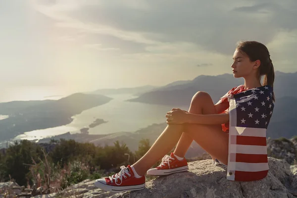 Barn Tonåring Flicka Sitter Toppen Berget Med Amerikansk Flagga Sina — Stockfoto