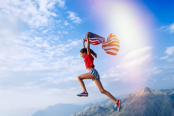Дівчинка Підліток Стрибає Вершину Гори Американським Прапором Сша Плечах Час — стокове фото