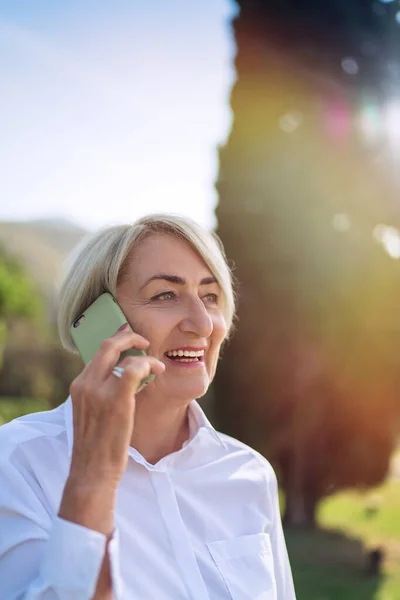 Улыбающаяся Пожилая Женщина Разговаривает Мобильному Телефону Время Отдыха Парке — стоковое фото