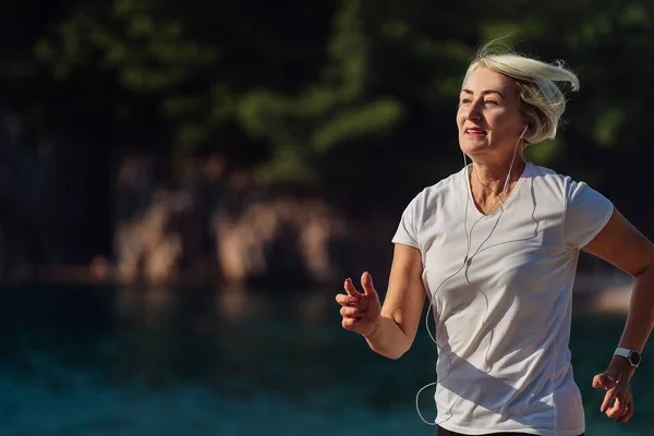 Mujer Mayor Corriendo Amanecer Mañana Corriendo Sobre Fondo Mar Las — Foto de Stock