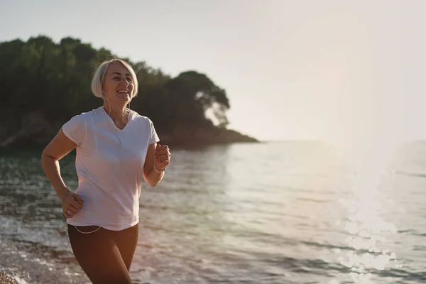 Mujer Mayor Corriendo Largo Del Mar Atardecer Mujer Fitness Trotando — Foto de Stock