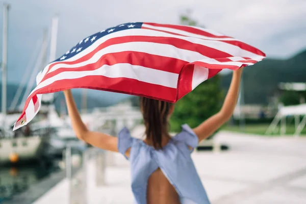 Barn Flicka Viftar Amerikanska Usa Flagga Bakgrunden Havet Och Båtar — Stockfoto