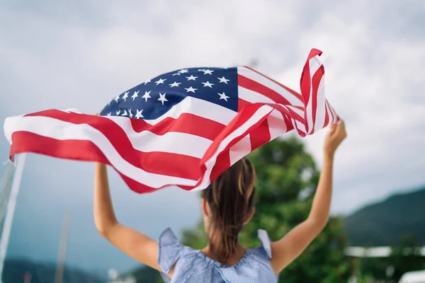 Barn Flicka Viftar Amerikanska Usa Flagga Bakgrunden Havet Och Båtar — Stockfoto