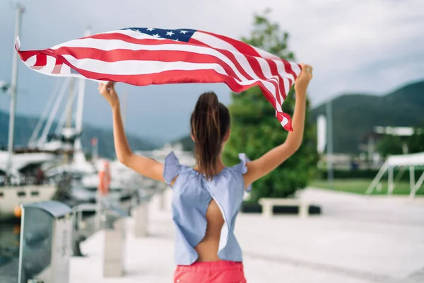 Niña Está Ondeando Bandera Estadounidense Fondo Del Mar Yates — Foto de Stock