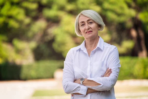 Retrato Mujer Madura Mientras Descansa Parque — Foto de Stock