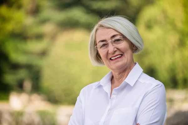 Portret Volwassen Vrouw Terwijl Rusten Het Park — Stockfoto