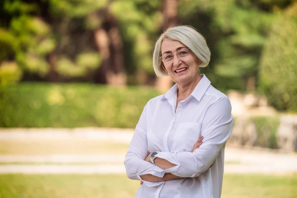 Retrato Mujer Madura Mientras Descansa Parque — Foto de Stock