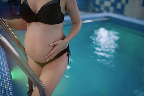 Mujer Embarazada Piscina Azul Traje Baño — Foto de Stock