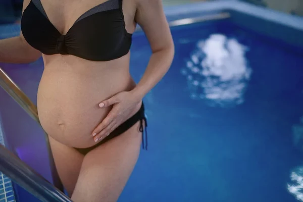 Mujer Embarazada Piscina Azul Traje Baño — Foto de Stock
